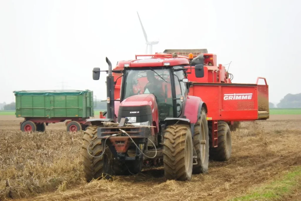 Verschiedene Landmaschinen im Einsatz